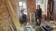 Mirja Harms, Diplom-Restauratorin auf der Baustelle Poppinga&acute;s Alte B&auml;ckerei, in Greetsiel am Hafen.