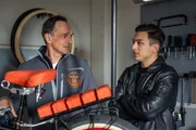 Mike (Harry Blank, links) wird nachdenklich, als Leon (Joel Akg&uuml;n, rechts) in ihm den eigentlichen Vater der Kunstfahrr&auml;der sieht.