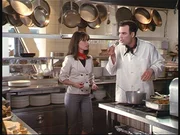Restaurantchef Morris (Dorian Gregory, r.) f&uuml;hrt Piper (Holly Marie Combs, l.) in die Kunst der Haute Cuisine ein ...