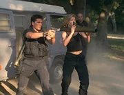 Der Terrorist Ving und seine Komplizin Caitlin (Stephanie Niznik, r.) befreien Caitlins Bruder aus den H&auml;nden der Polizei.