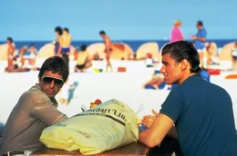 Tony Montana (Al Pacino, li.) und Manny Ribera (Steven Bauer, re.), die Kleinkriminellen aus Kuba, genie&szlig;en das Leben in Miami und bereiten einen Coup vor.