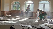 B&uuml;rgergemeinschaft beim Entkernen des Fu&szlig;bodens im Gro&szlig;en Saal.