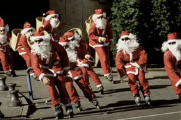 Die tollpatschige Marseiller Gendarmerie ist machtlos: Seit l&auml;ngerer Zeit treibt eine als Weihnachtsm&auml;nner verkleidete Gang in Marseille ihr Unwesen, die f&uuml;r die Weihnachtszeit ihren gr&ouml;&szlig;ten Coup geplant haben ...