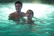 Melinda (Ana de Armas) vergn&uuml;gt sich mit ihrem Klavierlehrer Charlie (Jacob Elordi) bei einer Party von Freunden im Pool.