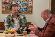 Gregor (Holger Matthias Wilhelm, links) kann im Gespr&auml;ch mit Hubert (Bernhard Ulrich, rechts) kaum glauben, als die M&ouml;glichkeit im Raum steht, dass die Fu&szlig;ballschuhe im Besitz einer deutschen Fu&szlig;balllegende waren.