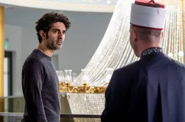 Kann ein Baby zwei Religionen angeh&ouml;ren? Faraz (Reza Brojerdi, li.) informiert sich beim Imam (Resmi Likay).