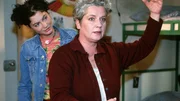 Uschi (Barbara Freier, re.) demonstriert Jule (Anke R&auml;hm) die ersten Tangoschritte.