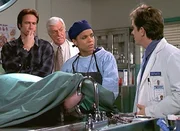 Steve (Barry Van Dyke, l.), Mark (Dick Van Dyke, 2.v.l.), Amanda (Victoria Rowell) und Jesse (Charlie Schlatter, r.) rätseln, wo sich der Mann mit den Salmonellen infiziert hat. Steve (Barry Van Dyke, l.), Mark (Dick Van Dyke, 2.v.l.), Amanda (Victoria Rowell) und Jesse (Charlie Schlatter, r.) rätseln, wo sich der Mann mit den Salmonellen infiziert hat.