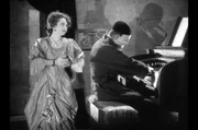 Christine Daa&eacute; (Mary Philbin) verdankt dem "Phantom" (Lon Chaney) ihren Aufstieg zur gefeierten S&auml;ngerin. Im Gegenzug verlangt es jedoch ihre Liebe und Treue.