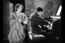 Christine Daa&eacute; (Mary Philbin) verdankt dem "Phantom" (Lon Chaney) ihren Aufstieg zur gefeierten S&auml;ngerin. Im Gegenzug verlangt es jedoch ihre Liebe und Treue.