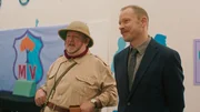 Holt (rechts) ist stolz: Arch&auml;ologe Dr. Ford ist in der Schule