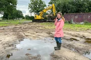Jennifer Johansson begutachtet den Schaden: auf dieser Wiese lag die gesamte Heuernte.
