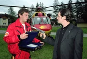 Enrico Contini (Tom Mikulla, li.) &uuml;bergibt Rainer W&ouml;rz (Fritz Karl) die Rohdiamanten im Austausch gegen das Plutonium. Doch der Erpresser spielt falsch. Er denkt nicht daran, sich an das Tauschgesch&auml;ft zu halten. Er will die Diamanten, das Plutonium und den Medicopter f&uuml;r seine Flucht.  27e, 20.15 Uhr  f&uuml;nfte Staffel