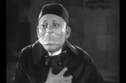 Das titelgebende "Phantom der Oper" (Lon Chaney) ist ein entstellter Mensch, der sich nach Zuneigung sehnt.