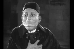 Das titelgebende "Phantom der Oper" (Lon Chaney) ist ein entstellter Mensch, der sich nach Zuneigung sehnt.