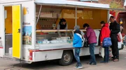 Ve auf dem Markt. Die Milch ihrer Kühe verarbeitet sie zu Käse, Joghurt oder Quark. Und verkauft im eignen Hofladen oder auf dem Wochenmarkt. Ve auf dem Markt. Die Milch ihrer Kühe verarbeitet sie zu Käse, Joghurt oder Quark. Und verkauft im eignen Hofladen oder auf dem Wochenmarkt.