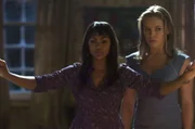 Noch ahnt Cece (Meagan Good, l.) nicht, dass nur sie alleine die M&ouml;glichkeit hat, Eden (Agnes Bruckner, r.) und ihre anderen Freunde vor der Bestie zu retten ...