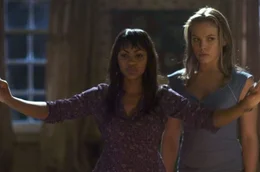 Noch ahnt Cece (Meagan Good, l.) nicht, dass nur sie alleine die M&ouml;glichkeit hat, Eden (Agnes Bruckner, r.) und ihre anderen Freunde vor der Bestie zu retten ...