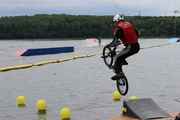 Fliegen statt fahren - aber wer schafft die gr&ouml;&szlig;ere Weite, Jungs oder M&auml;dchen?