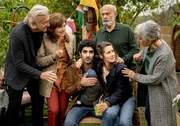 Kaum ist der kleine Linus auf der Welt, sieht sich das deutsch-iranische Rheinl&auml;nderpaar Viola (Amelie Kiefer) und Faraz (Reza Brojerdi) mit kulturellen Unterschieden konfrontiert &ndash; Taufe oder Beschneidung! Masud Mandipur (Ramin Yazdani, 2.v.r.), Anoushe Mandipur (Sima Seyed, r.), Holger (Dominic Raacke, l.) und Beatrice (Victoria Trauttmansdorff, 2.v.l.) sind sich niht einig.