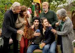 Kaum ist der kleine Linus auf der Welt, sieht sich das deutsch-iranische Rheinl&auml;nderpaar Viola (Amelie Kiefer) und Faraz (Reza Brojerdi) mit kulturellen Unterschieden konfrontiert &ndash; Taufe oder Beschneidung! Masud Mandipur (Ramin Yazdani, 2.v.r.), Anoushe Mandipur (Sima Seyed, r.), Holger (Dominic Raacke, l.) und Beatrice (Victoria Trauttmansdorff, 2.v.l.) sind sich niht einig.