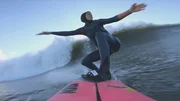 Justine Dupont surft auf einer gro&szlig;en Welle in Nazar&eacute;, Portugal.