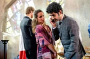 Faraz (Reza Brojerdi) und Viola (Amelie Kiefer) bekommen einen unerwarteten Anruf von Faraz' Eltern.