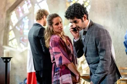 Faraz (Reza Brojerdi) und Viola (Amelie Kiefer) bekommen einen unerwarteten Anruf von Faraz' Eltern.
