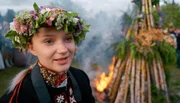 Luīze Svilpe liebt das Mittsommerfest ihres Heimatortes Jurkalne. Blumenkr&auml;nze, Tracht und Johannis-Feuer sind feste Bestandteile des lettischen Brauchtums.