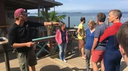 Alle wollen raus aufs Wasser. Surflehrer Veit Brede macht die Einweisung morgens bei strahlendem Sonnenschein und teilt Gruppen ein in Anfänger, Aufsteiger und ‚Profisurfer‘. Alle wollen raus aufs Wasser. Surflehrer Veit Brede macht die Einweisung morgens bei strahlendem Sonnenschein und teilt Gruppen ein in Anfänger, Aufsteiger und ‚Profisurfer‘.