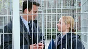Die Beamten Bea (Sonia Farke) und Tom (Marcus Gr&uuml;sser) unterhalten sich &uuml;ber Walters Verletzungen.