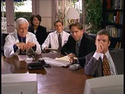 Mark (Dick Van Dyke, l.) und Jesse (Charlie Schlatter, M.) beobachten eine Herzoperation, bei der das neue Lasergerät eingesetzt wird. Sie ahnen nicht, dass sie betrogen werden. Mark (Dick Van Dyke, l.) und Jesse (Charlie Schlatter, M.) beobachten eine Herzoperation, bei der das neue Lasergerät eingesetzt wird. Sie ahnen nicht, dass sie betrogen werden.