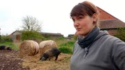 Ve Anissa Spindler wollte immer schon Bäuerin werden. Obwohl ihre Eltern nichts mit Landwirtschaft zu tun hatten. Jetzt ist sie stolze Besitzerin eines Demeter-Hofes bei Parchim. Ve Anissa Spindler wollte immer schon Bäuerin werden. Obwohl ihre Eltern nichts mit Landwirtschaft zu tun hatten. Jetzt ist sie stolze Besitzerin eines Demeter-Hofes bei Parchim.