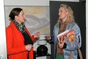 Maren (Eva Mona Rodekirchen, r.) hat das Gef&uuml;hl, dass Katrin (Ulrike Frank) unter Druck steht.