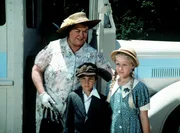 Rose (Peggy Rea, l.) stellt ihre beiden Enkelkinder Jeffrey (Keith Mitchell, M.) und Serena (Martha Nix, r.) John und Olivia vor. Rose (Peggy Rea, l.) stellt ihre beiden Enkelkinder Jeffrey (Keith Mitchell, M.) und Serena (Martha Nix, r.) John und Olivia vor.