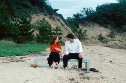Zwischen der Witwe Sidonie (Isabelle Huppert) und ihrem Verleger Kenzo (Tsuyoshi Ihara) entsteht eine stille Freundschaft, denn auch er tr&auml;gt eine verletzte und einsame Seele in sich.