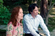 Die Schriftstellerin Sidonie (Isabelle Huppert) reist auf Einladung ihres Verlegers Kenzo (Tsuyoshi Ihara) nach Japan, um dort die Wiederauflage ihres ersten Buchs zu promoten.