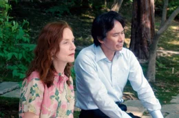Die Schriftstellerin Sidonie (Isabelle Huppert) reist auf Einladung ihres Verlegers Kenzo (Tsuyoshi Ihara) nach Japan, um dort die Wiederauflage ihres ersten Buchs zu promoten.