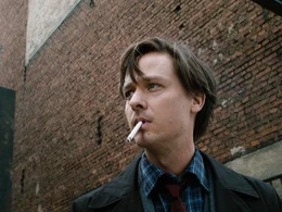 Fabian (Tom Schilling) steht nachdenklich vorm Haus und raucht eine Zigarette.