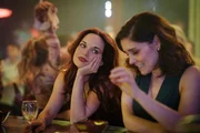 Mia und ihre Nachbarin Charlotte feiern ausgelassen (von li nach re: Aggy K. Adams, Annabel Scholey).