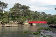 Haiku-Dichter Matsuo Bashō durchwanderte seine Heimat Japan, lie&szlig; sich von den Landschaften inspirieren und beschrieb hier ein Panorama, da einen Ausschnitt aus dem Alltag &hellip;