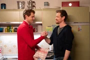Charly (Nils Kreutinger, rechts) und Philipp (Philipp Schneider, KLD, links) einigen sich, wo in der K&uuml;che was stehen soll und vertragen sich wieder.