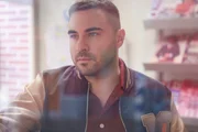 Easys (Lars Steinhöfel) Freude, dass sein eigenmächtiges Handeln wenigstens ihm Julius' Vertrauen zurückbringt, wird durch Ringos Schmerz schnell getrübt. Easys (Lars Steinhöfel) Freude, dass sein eigenmächtiges Handeln wenigstens ihm Julius' Vertrauen zurückbringt, wird durch Ringos Schmerz schnell getrübt.