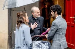 Faraz (Reza Brojerdi, re.) und Viola (Amelie Kiefer) erkl&auml;ren dem Pfarrer (Waldemar Hooge) ihre Situation.