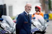 Kommissar Verlaak (Willy Thomas) untersteht dem Innenministerium. Er kann nichts anderes tun, als die Befehle weiterzuleiten, die ihn und seine Kollegen an ihre Grenzen treiben. Kommissar Verlaak (Willy Thomas) untersteht dem Innenministerium. Er kann nichts anderes tun, als die Befehle weiterzuleiten, die ihn und seine Kollegen an ihre Grenzen treiben.