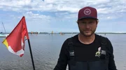 Surflehrer Veit Brede verbringt Stunden im flachen Wasser des Salzhaffs und bringt seinen Schülern das Wenden und Halsen, Anluven und Abfallen bei. Das Salzhaff ist ein perfektes Revier - auch für Anfänger. Surflehrer Veit Brede verbringt Stunden im flachen Wasser des Salzhaffs und bringt seinen Schülern das Wenden und Halsen, Anluven und Abfallen bei. Das Salzhaff ist ein perfektes Revier - auch für Anfänger.