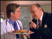 William Andrews (Conrad Janis, r.), der Partys ausrichtet, versucht, Jesse (Charlie Schlatter, l.) von seinen Kochk&uuml;nsten zu &uuml;berzeugen.