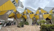 Ein architektonisches Wunderland in einer futuristischen Hafenstadt: Die „Kubushäuser“, von Architekt Piet Blom entworfen. Ein architektonisches Wunderland in einer futuristischen Hafenstadt: Die „Kubushäuser“, von Architekt Piet Blom entworfen.