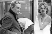 Der italienische Regisseur Luchino Visconti (li.) und der junge Schwede Bj&ouml;rn Andr&eacute;sen (re.) w&auml;hrend der Dreharbeiten zu "Tod in Venedig"