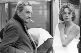 Der italienische Regisseur Luchino Visconti (li.) und der junge Schwede Bj&ouml;rn Andr&eacute;sen (re.) w&auml;hrend der Dreharbeiten zu "Tod in Venedig"